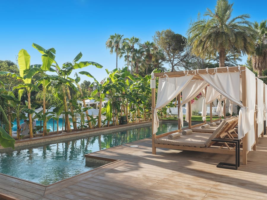 Indoor pool, 2 outdoor pools, pool umbrellas, sun loungers