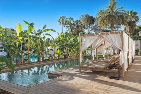 Innenpool, 2 Außenpools, Sonnenschirme, Liegestühle. Valentin Grand Park Suite Hotel