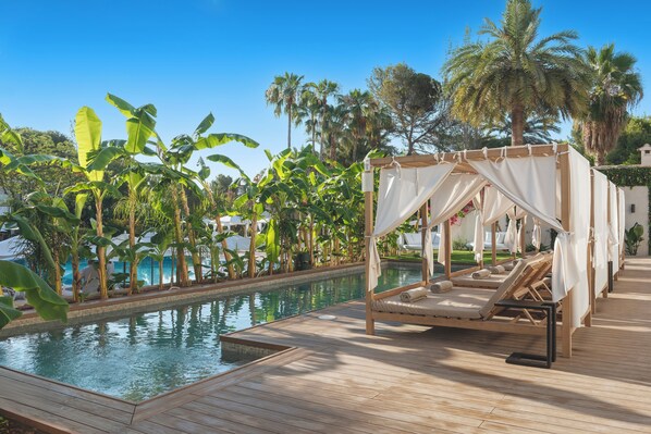 Indoor pool, 2 outdoor pools, pool umbrellas, sun loungers - Valentin Grand Park Suite Hotel (Calvia)