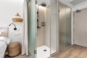 Chambre Double Deluxe, balcon | Coffres-forts dans les chambres, bureau, chambres insonorisées