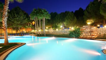 Piscine couverte, parasols de plage, chaises longues