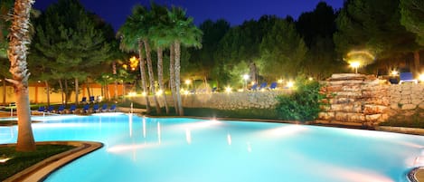 Piscine couverte, 2 piscines extérieures, parasols de plage