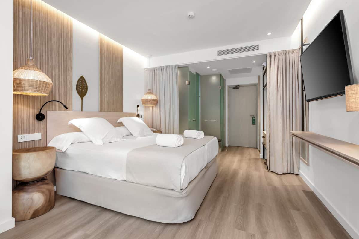 1 bedroom, in-room safe, desk, soundproofing