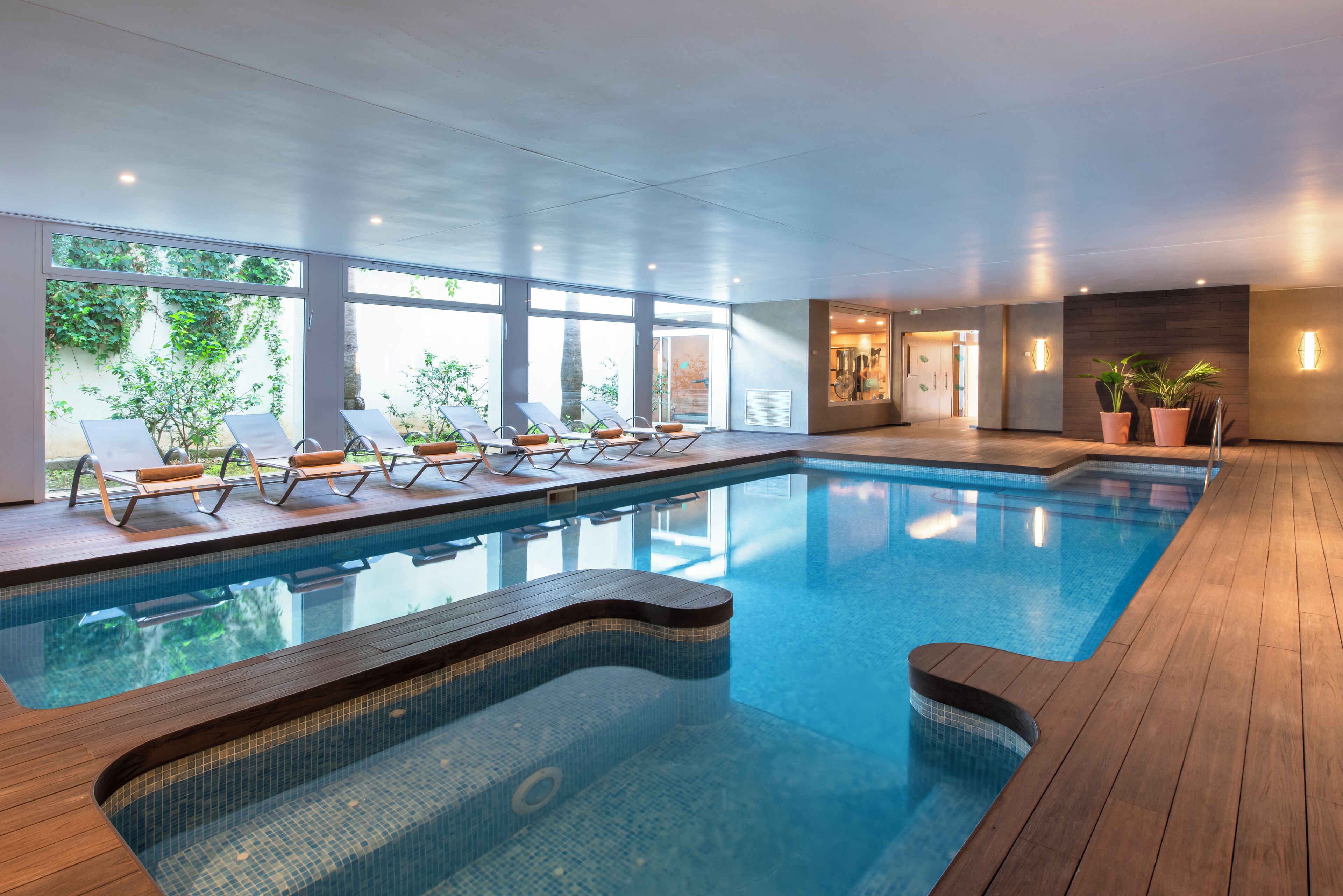 Outdoor pool, pool umbrellas, sun loungers