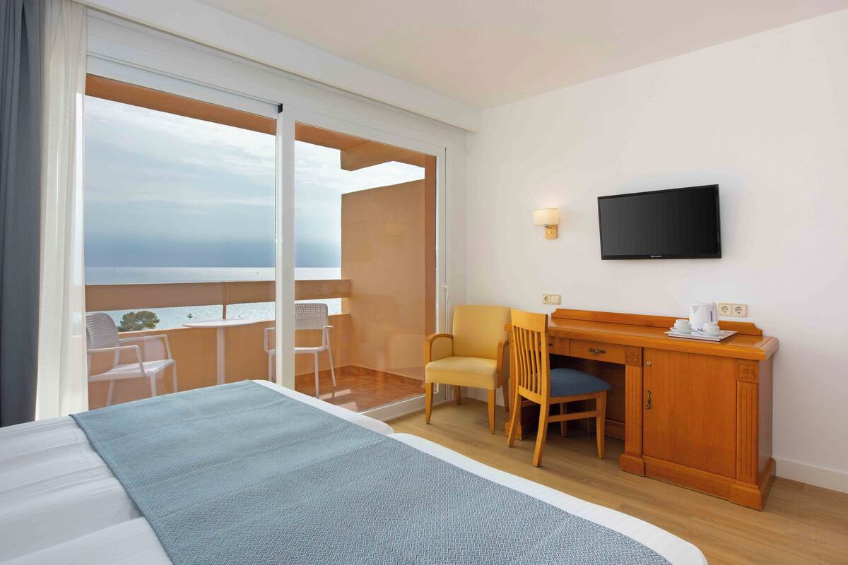 Chambre Double Supérieure, balcon, vue mer | Literie de qualité supérieure, coffres-forts dans les chambres, bureau