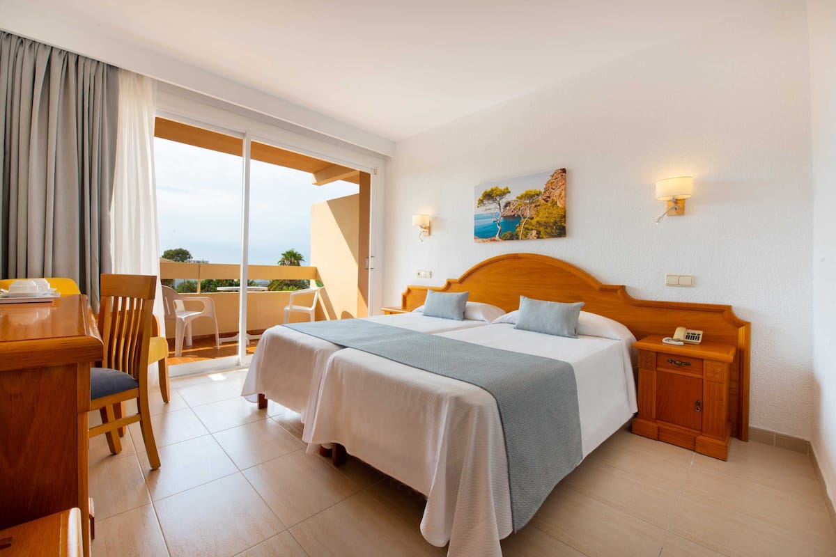 Premium bedding, in-room safe, desk, free WiFi