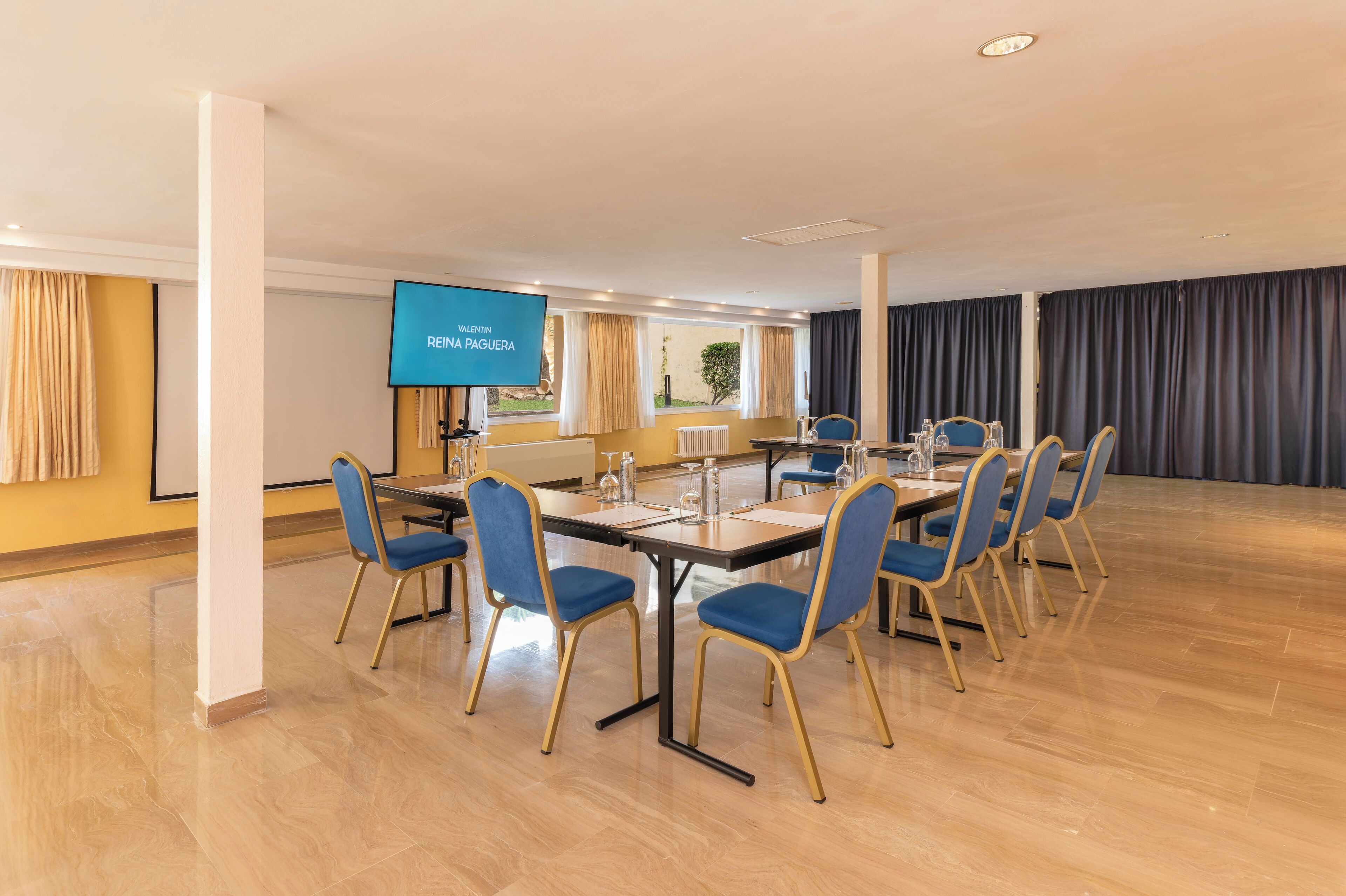 Foto - Valentin Reina Paguera - Adults Only