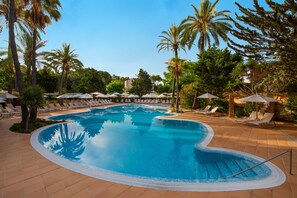 屋外プール、プール パラソル、サンラウンジャー