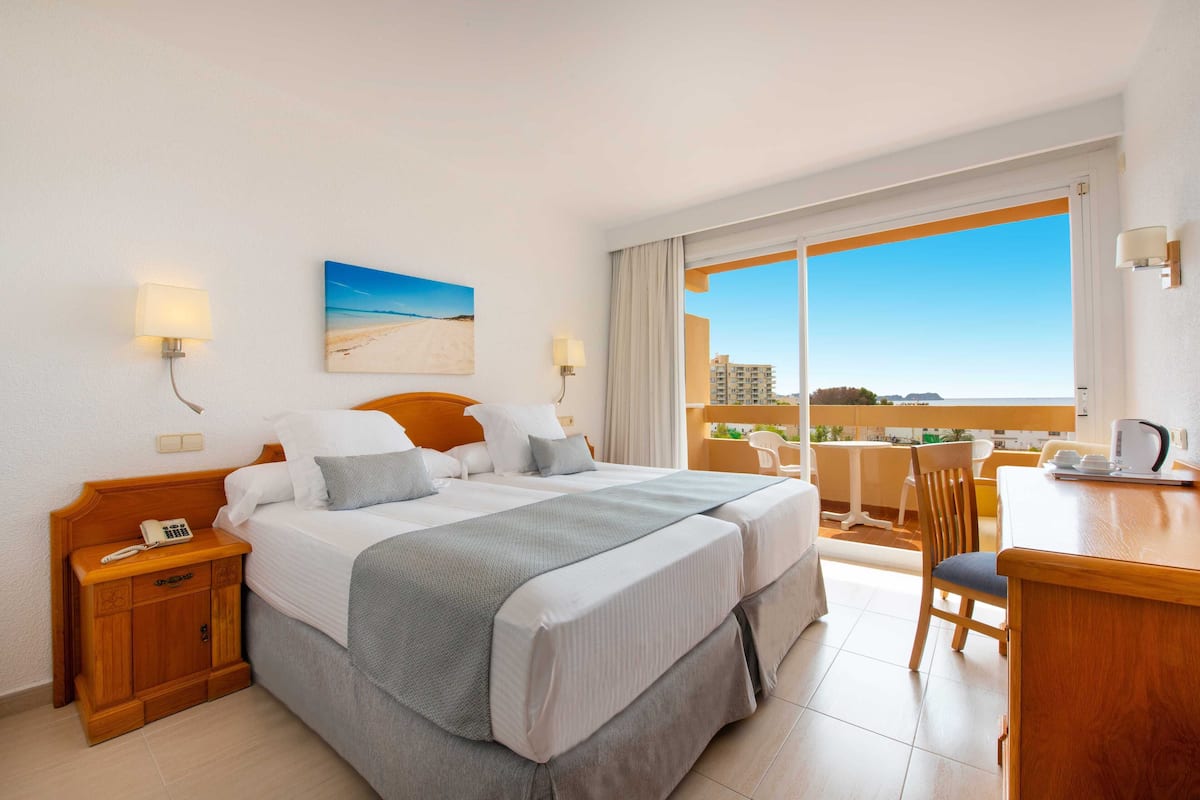 Premium bedding, in-room safe, desk, free WiFi
