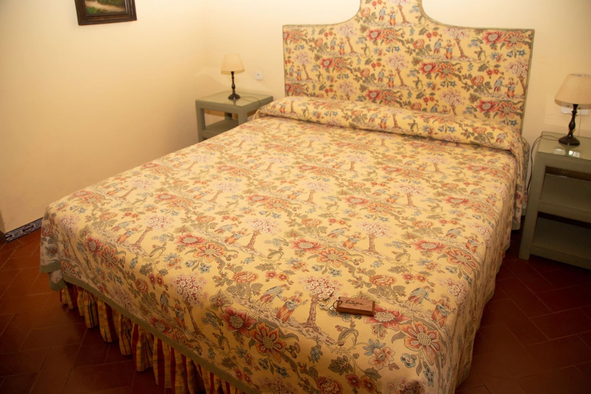 Tabla de planchar con plancha y despertador