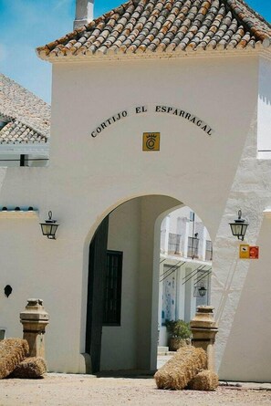 Un bâtiment sur lequel on peut lire l’inscription « CORTIJO EL ESPARRAGAL » et qui possède une entrée en forme d’arc.