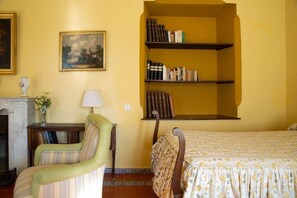 Iron/ironing board, alarm clocks - Cortijo el Esparragal (Gerena)