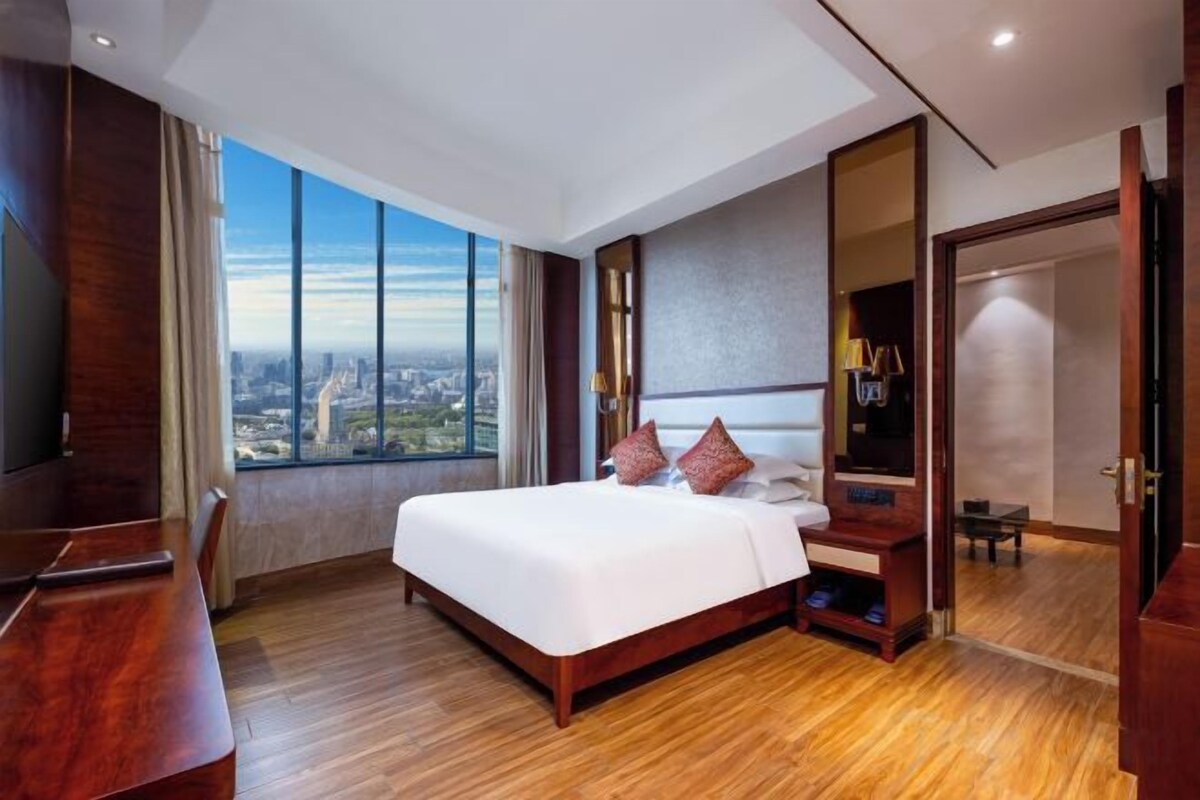 Deluxe Business Suite (One-Bedroom, One-Living Room | Parlor + Chaise Sofa + Kung Fu Tea Set)