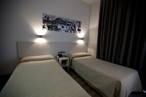 1 chambre, couette en duvet d'oie, bureau, rideaux occultants