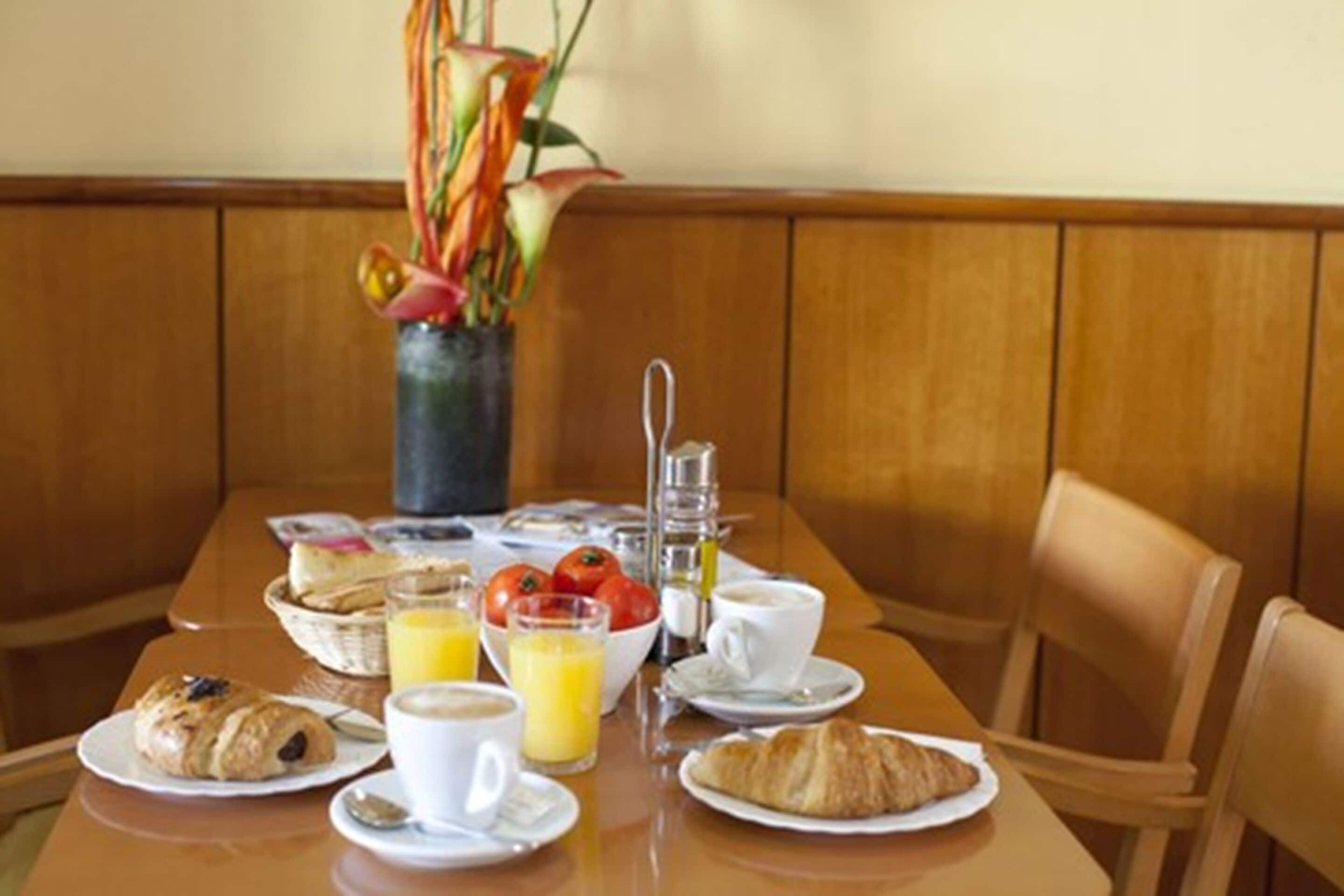 Petit déjeuner buffet (6 EUR par personne)