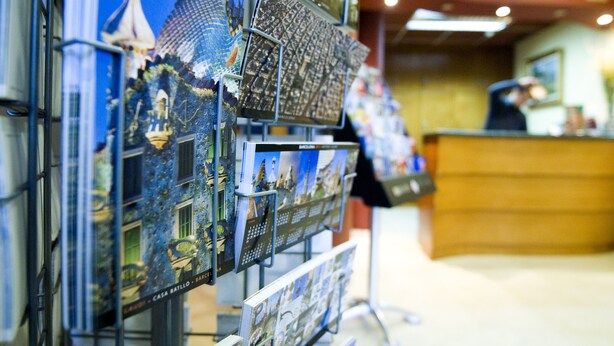 Une exposition de cartes postales représentant différents paysages urbains et monuments célèbres.