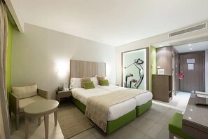 Safe på rommet, skrivebord, blendingsgardiner og lydisolert