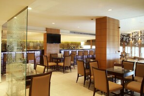 Serves breakfast, lunch, and dinner - Golf Royal Hotel (Tunis)