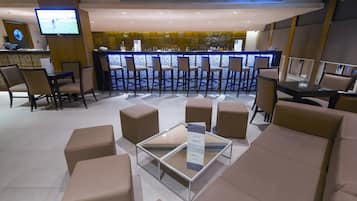 提供早餐、午餐和晚餐