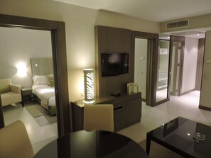 Suite | Coffre-fort, bureau, rideaux dâobscurcissement, systĂšme dâinsonorisation