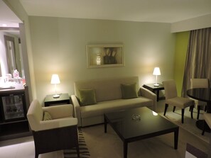 Suite | Living area | Flat-screen TV - Golf Royal Hotel (Tunis)