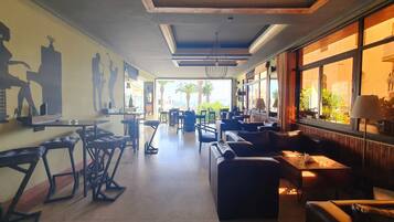 2 bars/lounges, poolside bar