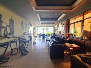 2 bares y bar junto a la piscina