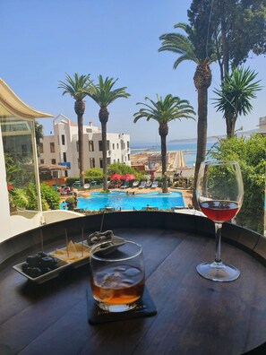 2 bars/lounges, poolside bar