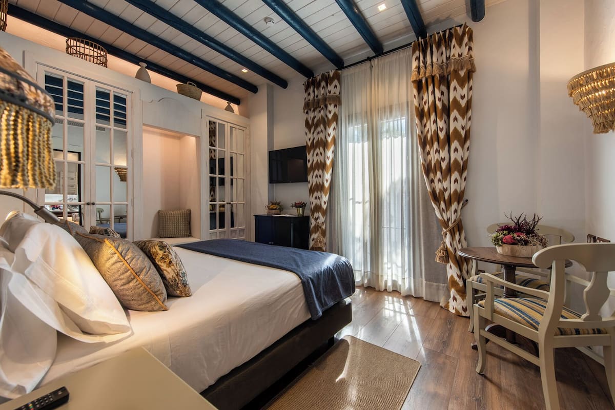 deluxe double room | 1 bedroom, minibar, in-room safe, individually decorated