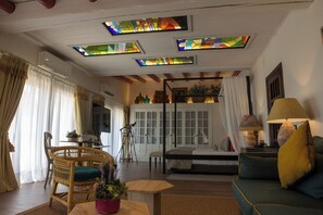 Suite – junior, balkong, utsikt mot lagune | Minibar, safe på rommet, individuelt dekorert og skrivebord