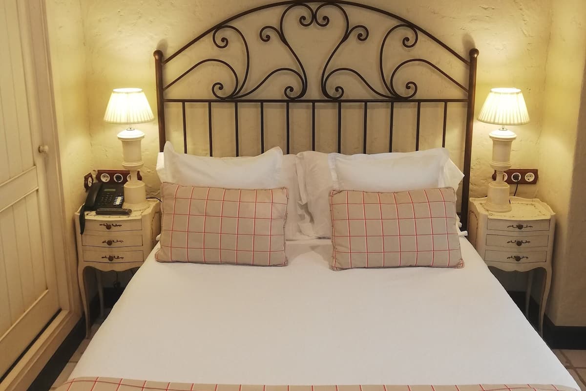 Single Room | 1 bedroom, minibar, in-room safe, individually decorated