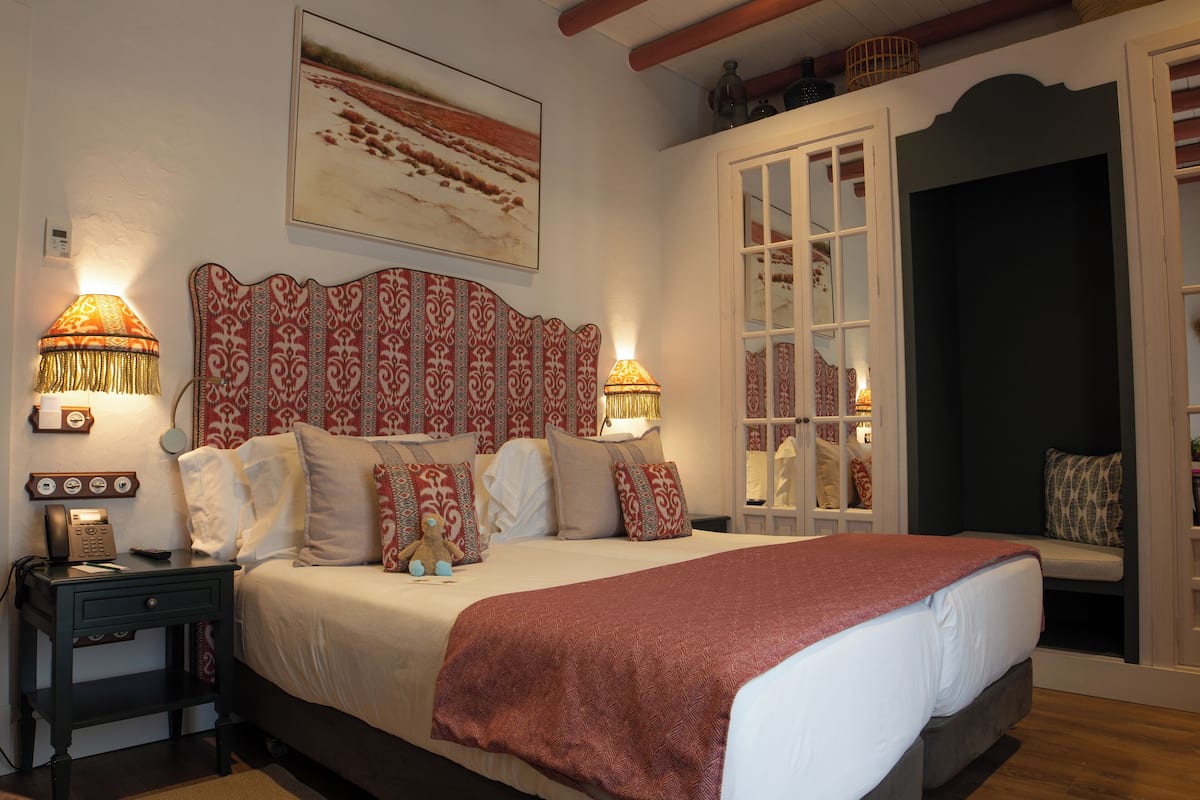 Deluxe Double Room | 1 bedroom, minibar, in-room safe, individually decorated