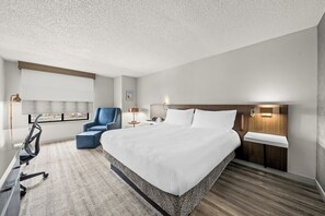 Premium bedding, down comforters, pillowtop beds, in-room safe - Hilton Garden Inn Plymouth (Plymouth)