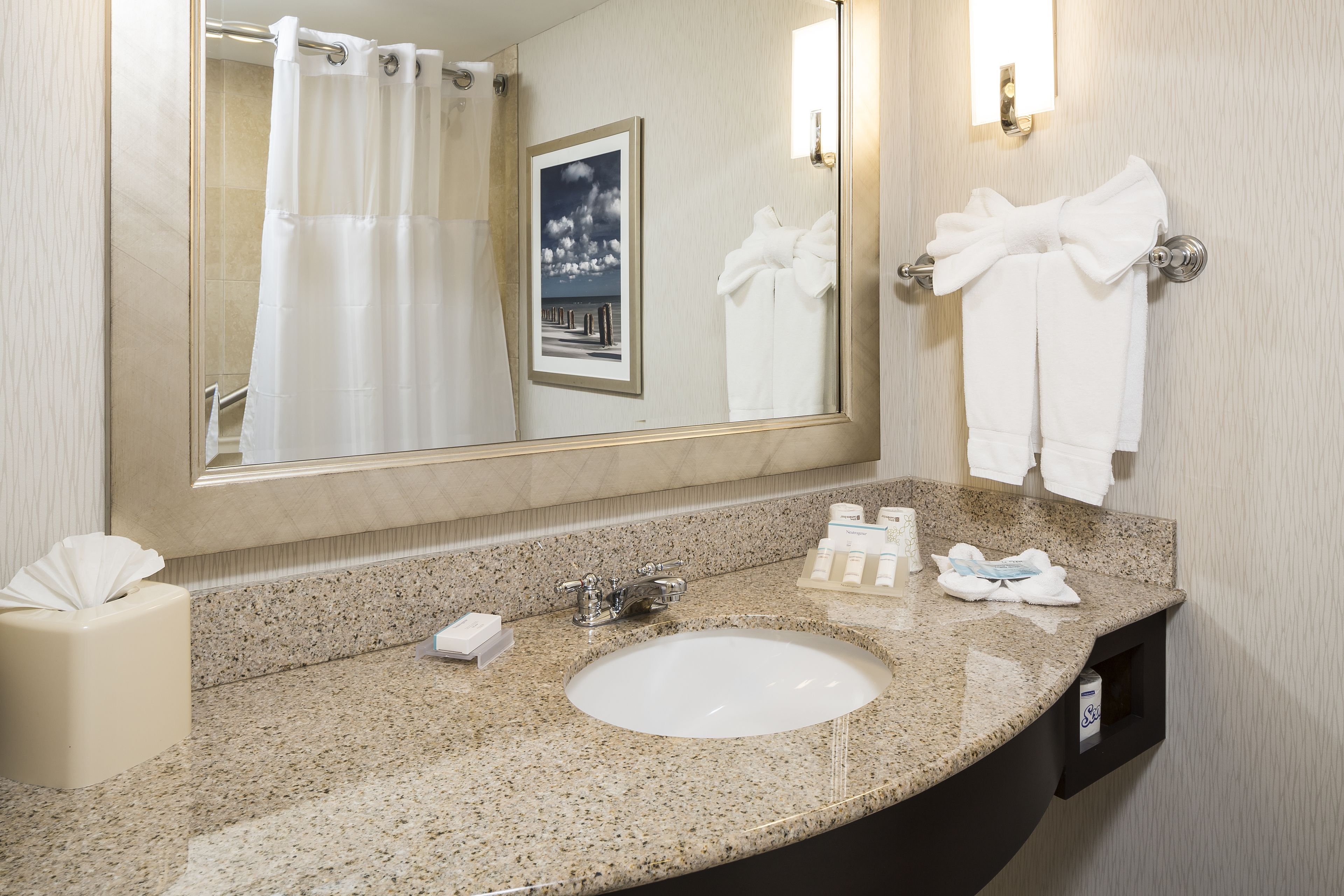 combined shower/bathtub, hair dryer, towels