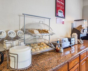 Free daily continental breakfast  - Econo Lodge Brunswick Travel Center (Brunswick)