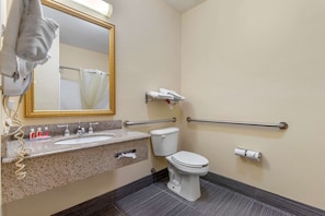 Habitación, 1 cama King size, con acceso para personas discapacitadas, para no fumadores | Baño | Tina con regadera, amenidades de baño gratuitas, secadora de cabello
