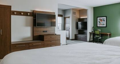 Holiday Inn Express & Suites Lincoln South by IHG