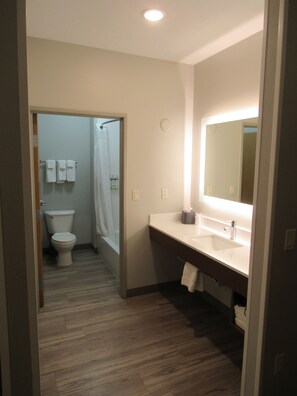 In-room safe, desk, laptop workspace, iron/ironing board - Holiday Inn Express & Suites South - Lincoln by IHG (Lincoln)