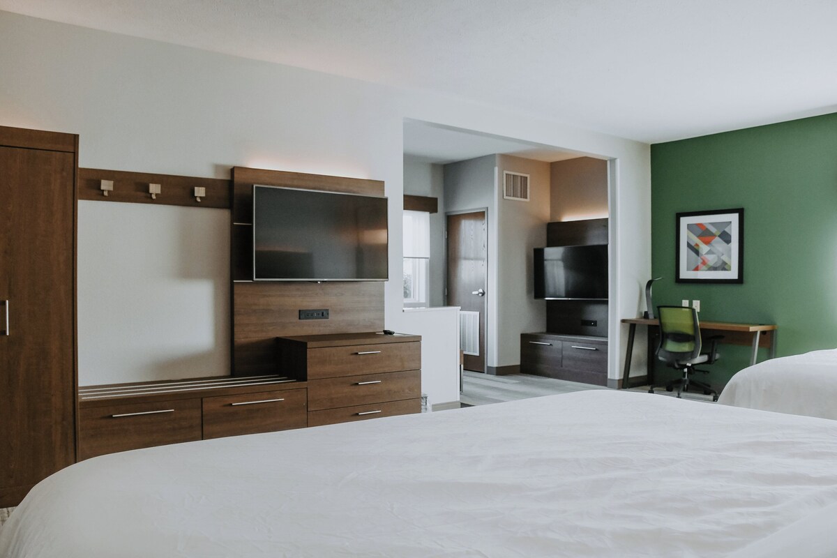 In-room safe, desk, laptop workspace, iron/ironing board