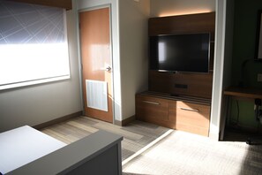 套房, 多张床 | 客房内保险箱、办公桌、笔记本电脑工作区、熨斗/熨衣板