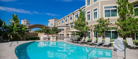 Outdoor pool, pool loungers