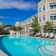 West Inn & Suites