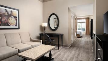 Una televisión de pantalla plana, un reproductor de DVD