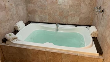 Kostenlose Toilettenartikel, Haartrockner, Handtücher, Seife