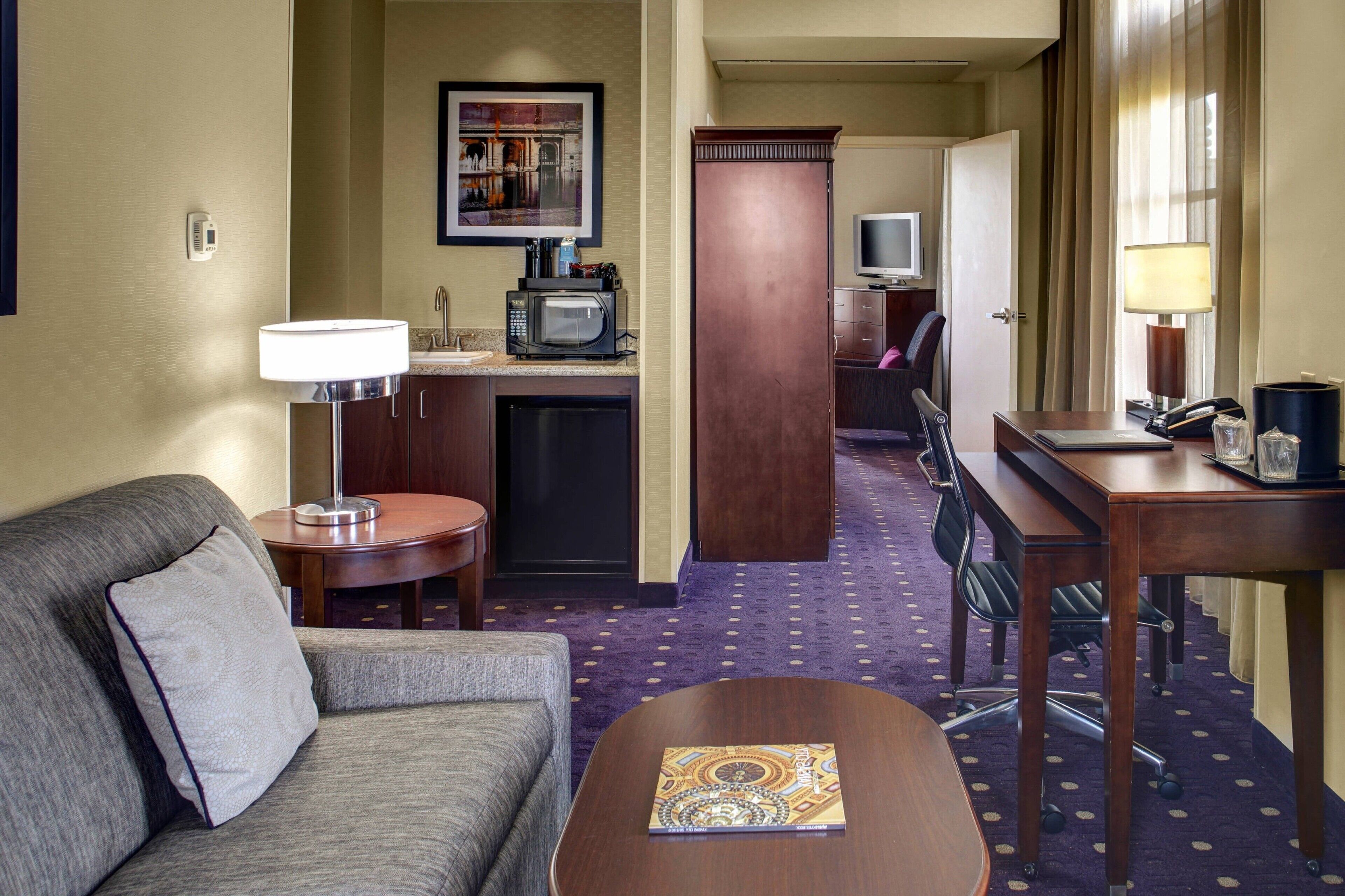 Seprai antialergi, brankas, meja kerja, dan ruang kerja ramah laptop