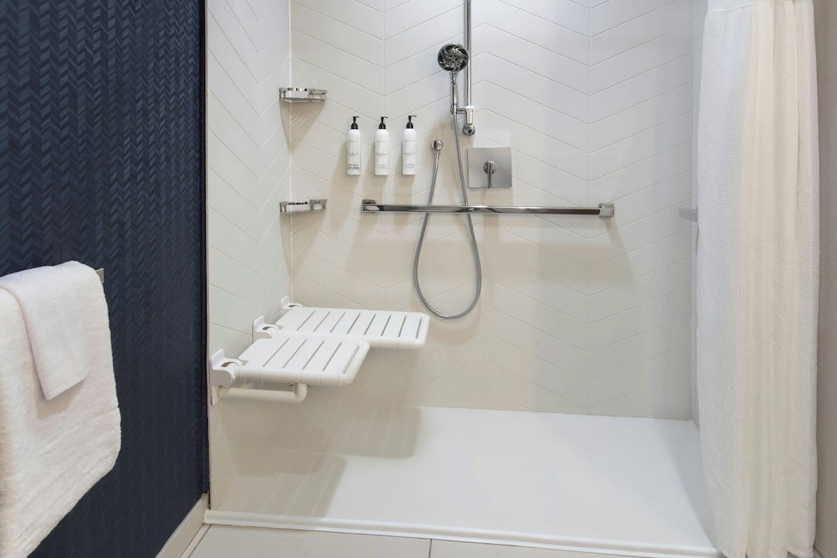 Bañera con ducha, secador de pelo, toallas