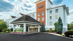 A Fairfield by Marriott hotel with a covered entrance, multiple floors, and a landscaped front yard. - Fairfield Inn & Suites by Marriott Somerset (Somerset)