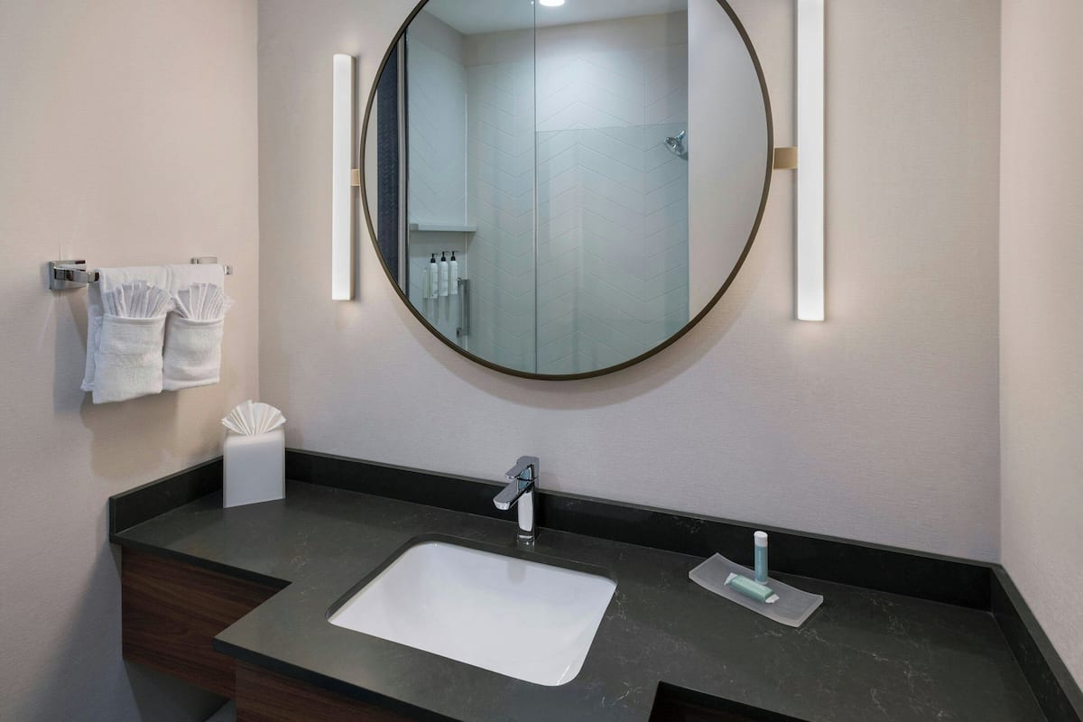 Bañera con ducha, secador de pelo, toallas