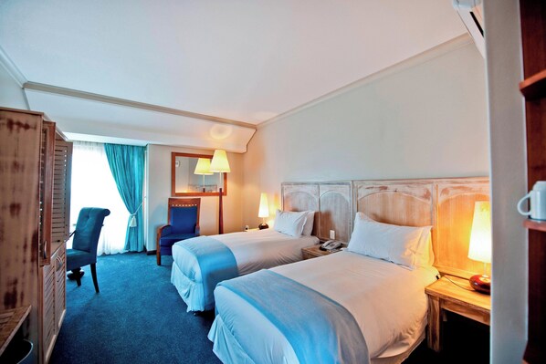 A hotel room with two beds, a desk, a chair, and a wardrobe. - Protea Hotel by Marriott Walvis Bay Pelican Bay (Walvis Bay)