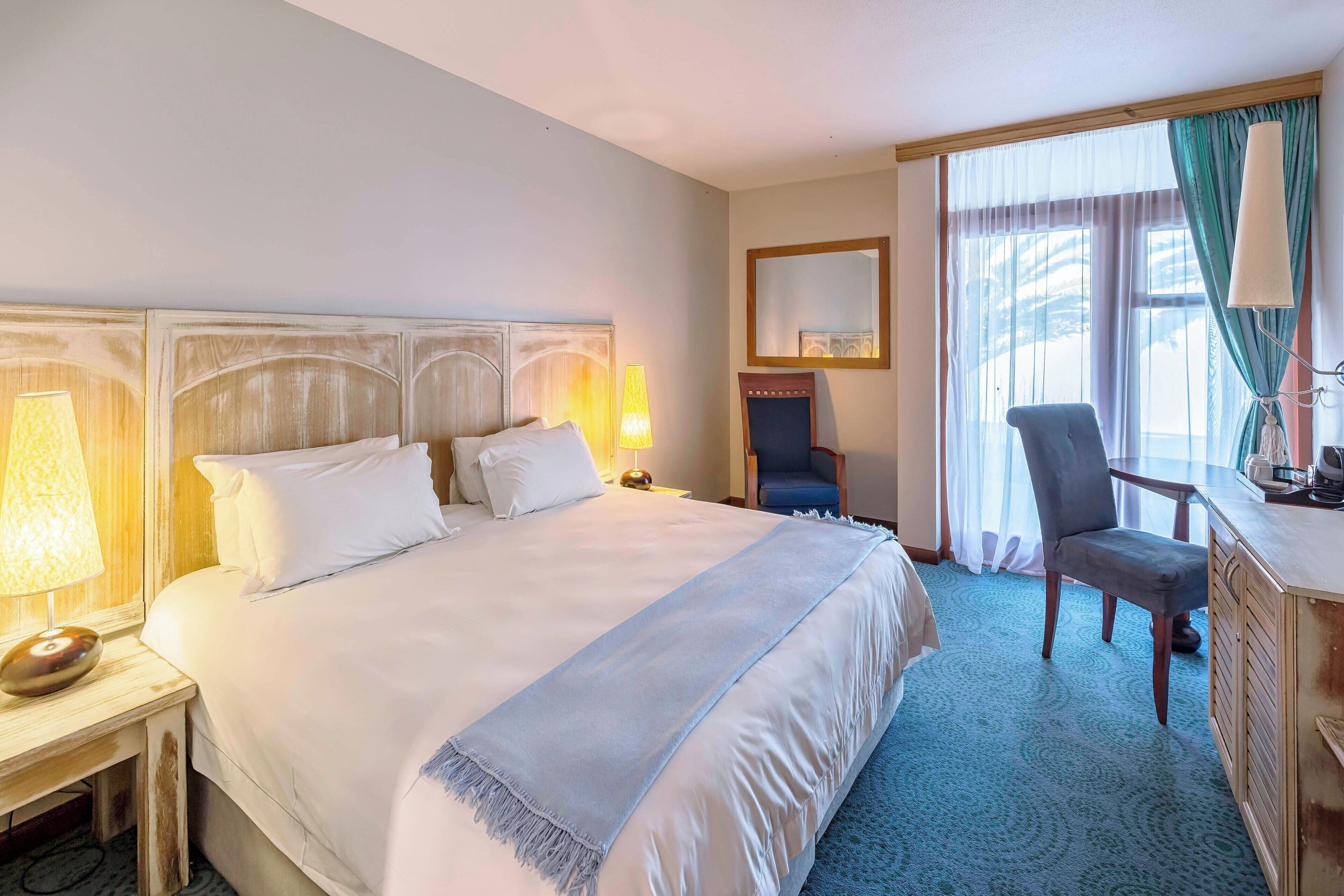 Hochwertige Bettwaren, Daunenbettdecken, Zimmersafe, Schreibtisch